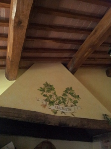 The house name and oak leaves above the Inglenook. foto J Finnigan
